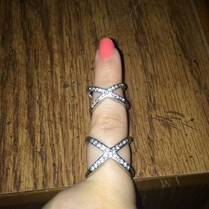 Jennifer Lopez crisscross midi ring set